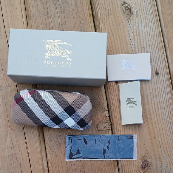 Burberry Sunglass Kit - Picture 1 of 3